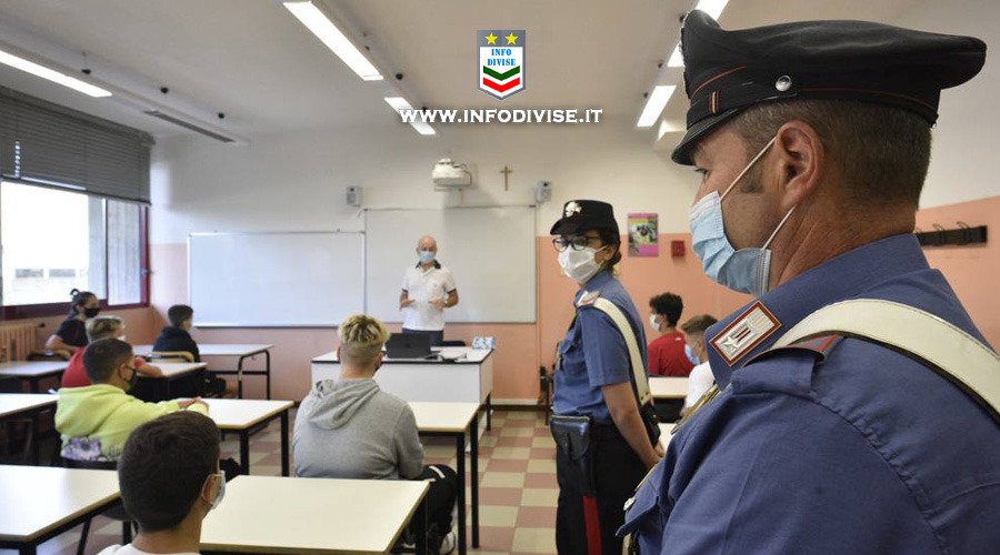 Carabinieri in classe