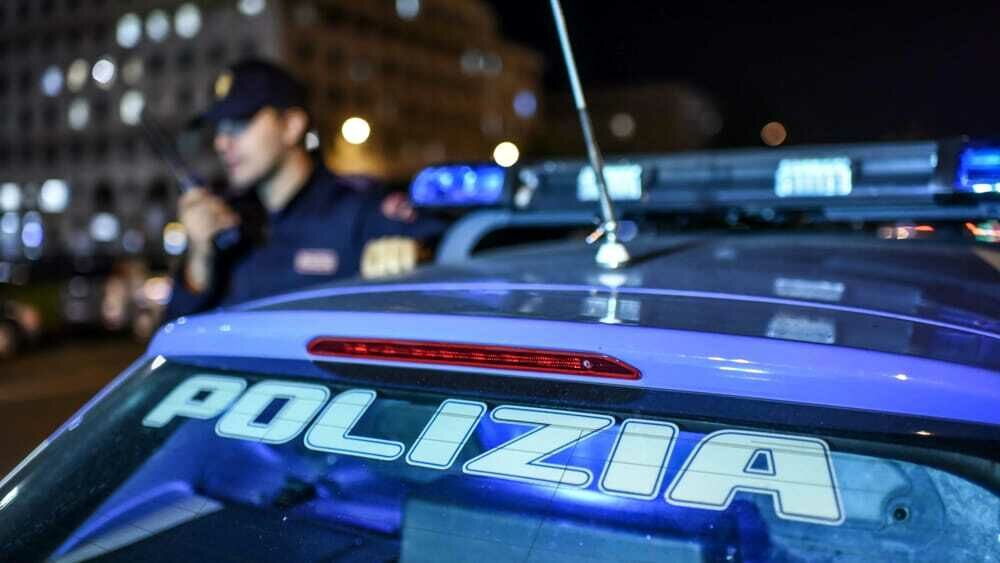 Picchiano un poliziotto libero dal servizio per rubargli 20 euro: arrestati un 17enne e un 19enne