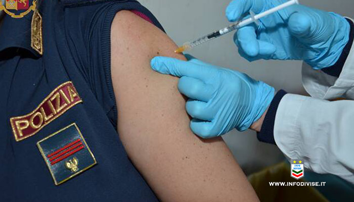 Covid, dai medici alle Forze dell’Ordine: come cambiano gli obblighi vaccinali