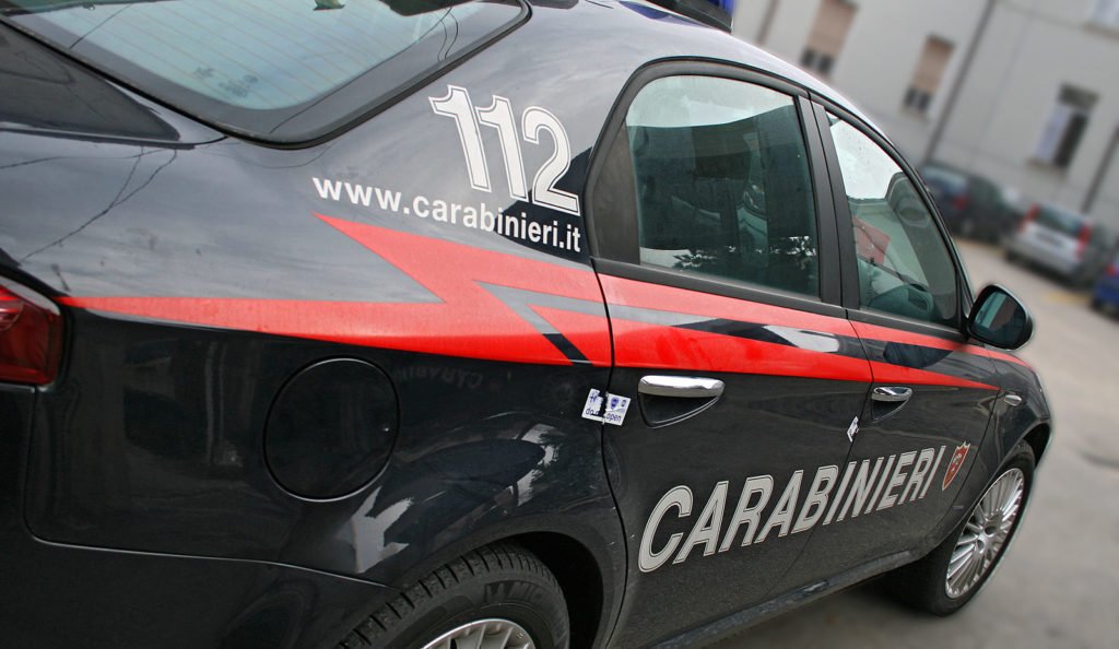 Carabiniere accoltellato a Torino, si costituisce un 16enne. Ora è caccia al complice
