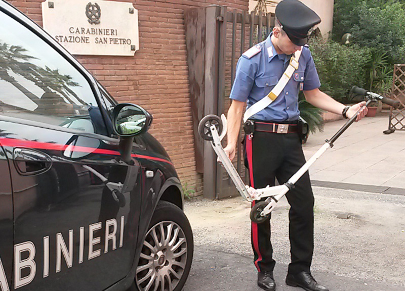 Roma, incidente in via del Tritone: monopattino centra auto dei Carabinieri
