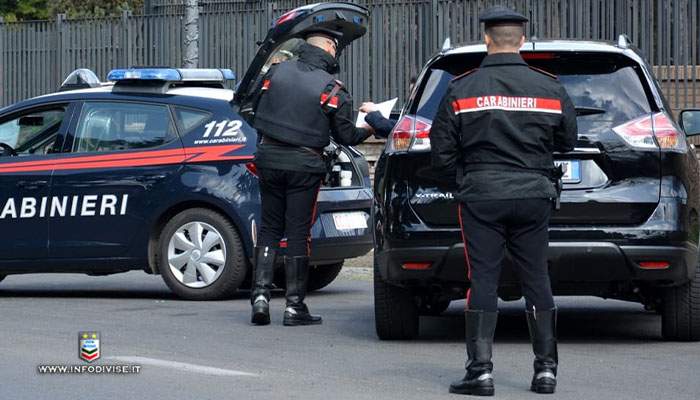 Ladro “sbadato” ruba un’auto e fugge dai carabinieri, ma perde i documenti e torna indietro: arrestato