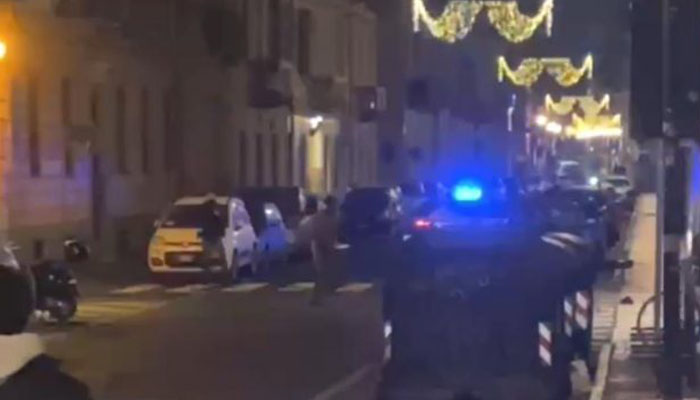 Nudo e armato di coltello minaccia i passanti: arrestato 25enne a Torino– VIDEO