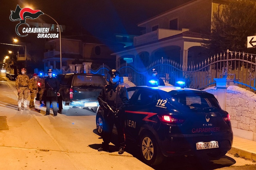 Noto: tentano di dare fuoco alla caserma dei Carabinieri, nessun ferito tra i militari