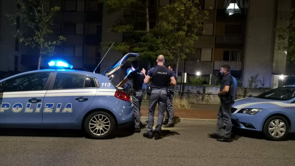 Prende a calci l’auto della Polizia: arrestato 28enne a Terracina