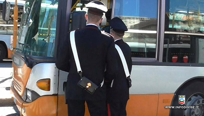 Invita un passeggero del bus ad indossare la mascherina: aggredita carabiniere libera dal servizio