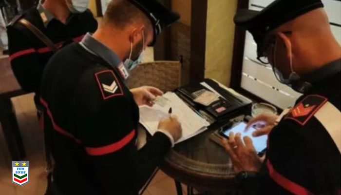 “Identificatevi, potreste aver comprato la divisa online”: ristoratore allontana i carabinieri durante i controlli sul green pass