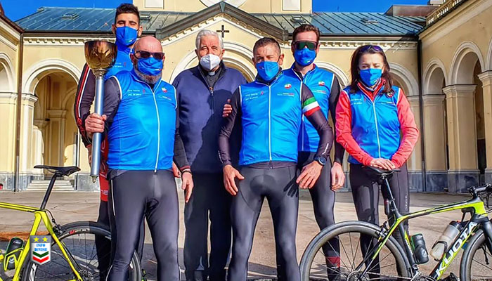 La Polizia penitenziaria in bici porta in tutta Italia la torcia della pace
