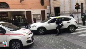 Poliziotto trascinato da auto a rapallo
