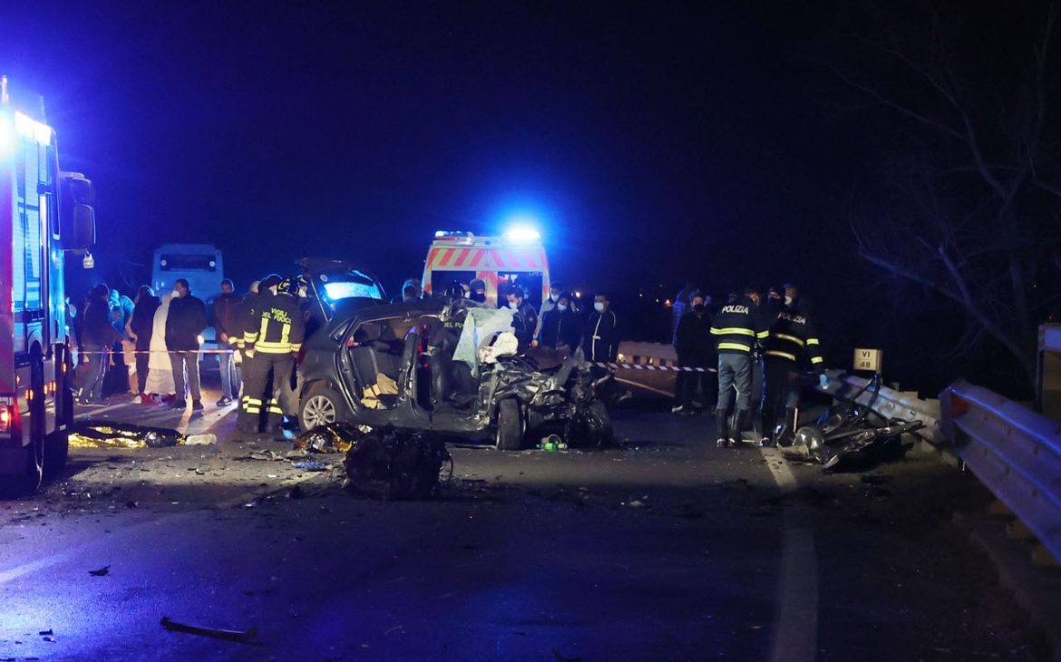 Brescia, frontale tra auto e bus: le cinque vittime avevano tra i 17 e i 22 anni