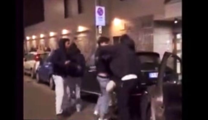 VIDEO – Milano, agente della Polizia Locale spara un colpo di pistola in aria per disperdere dei ragazzini: aggredito e disarmato