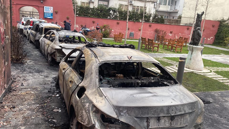 Grave attentato nella notte a Pomigliano: incendiate tre auto della Polizia Locale
