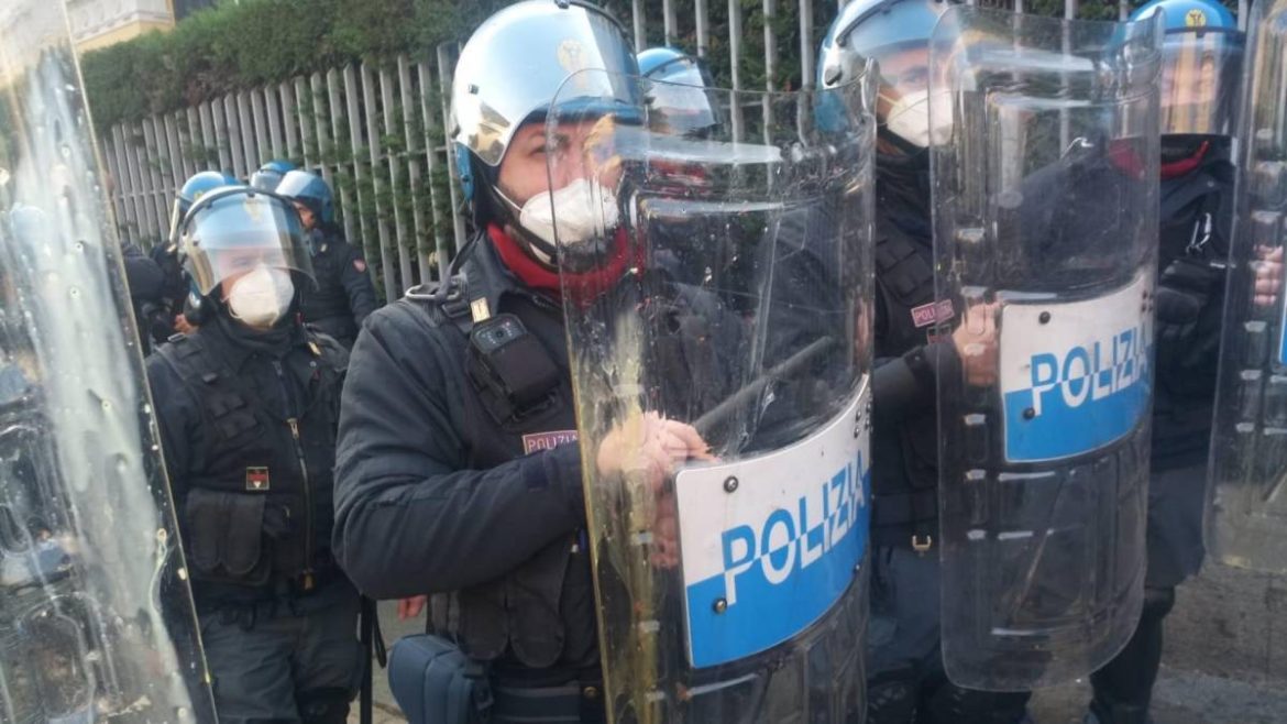 A Torino gli studenti di nuovo in piazza lanciano uova contro la polizia. L’ira degli agenti: “Noi trasformati in bersagli”