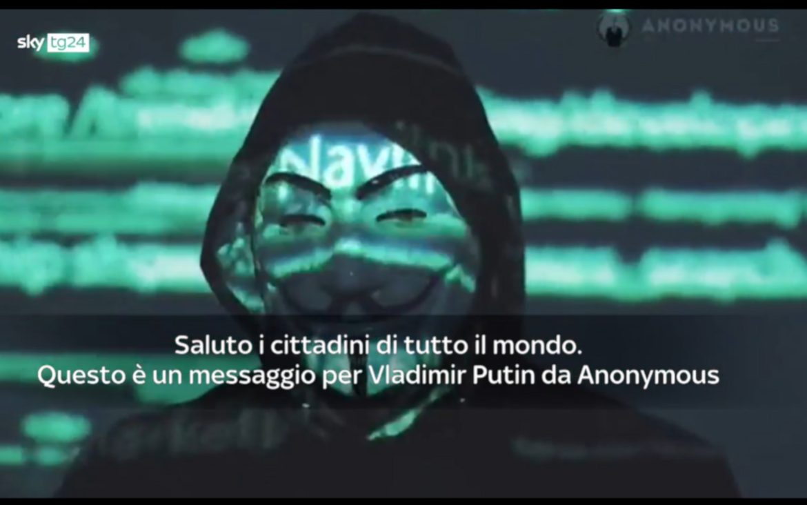 Ucraina, Anonymous sfida Putin: “Se continui la guerra, attacchi hacker mai visti” Bloccate ferrovie e banche bielorusse