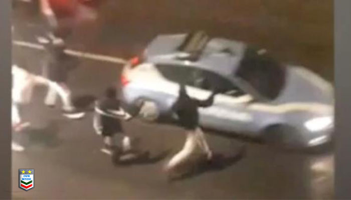 Torino, tifosi senegalesi accerchiano volante della polizia – Video