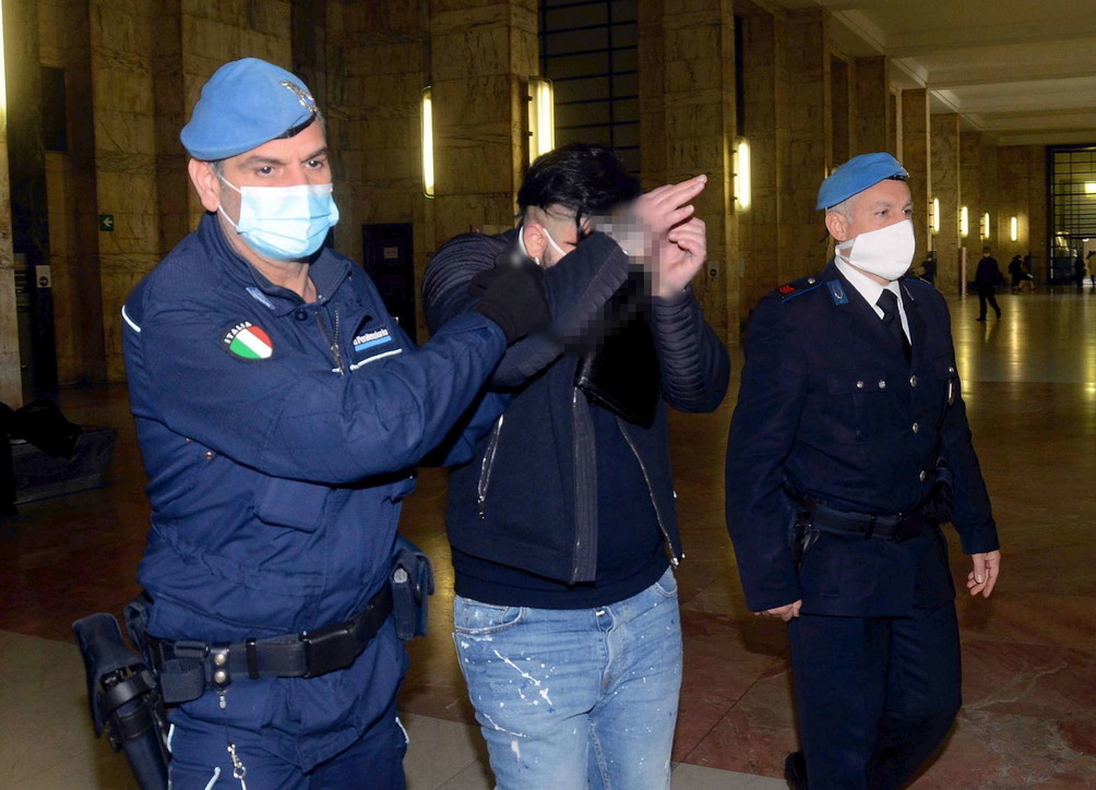 Bambino massacrato e  ucciso a botte a Milano, ergastolo al padre annullato in Appello