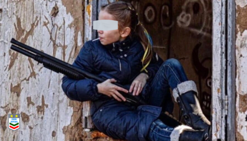 Ucraina, la bambina con fucile e lecca-lecca. La storia dietro l’immagine