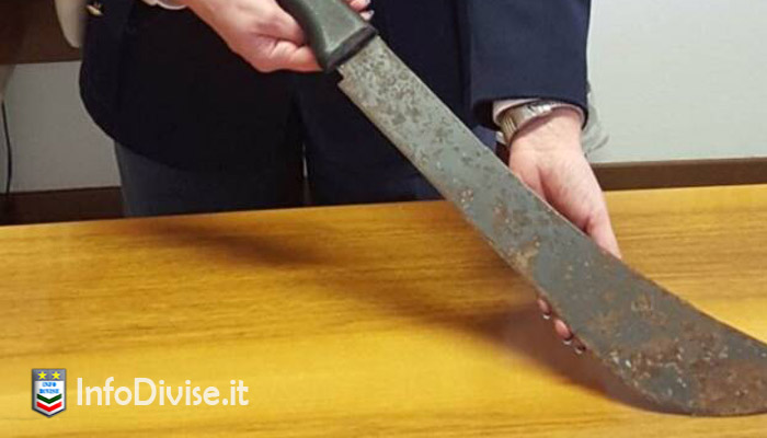 Roma, armato di machete rapina un negoziante: i poliziotti lo bloccano con il taser