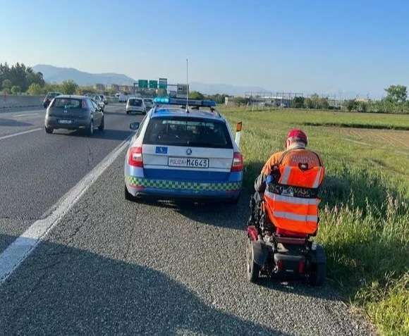 80enne in tangenziale a bordo di una sedia a rotelle: scortato dalla Polizia stradale sino all’uscita