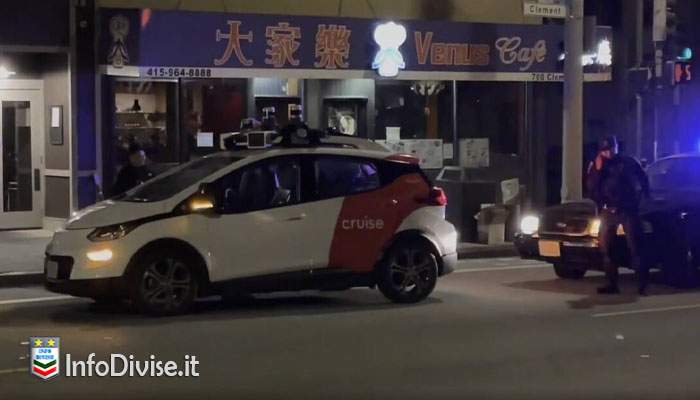 Polizia ferma un’auto, ma è a guida autonoma: gli agenti spiazzati e confusi – VIDEO