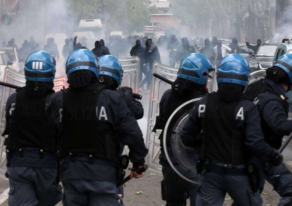 Carabinieri e poliziotti presi a cinghiate dagli ultras durante l’incontro di basket Varese-Bologna