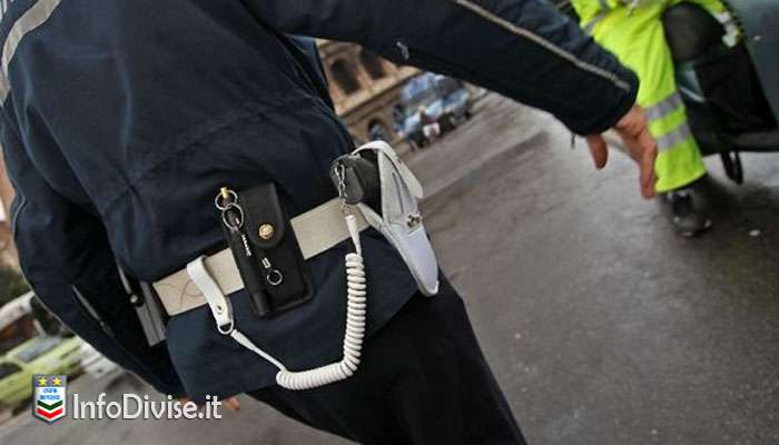 Agente della Polizia Locale estrae l’arma per allontanare i ragazzi, è polemica 