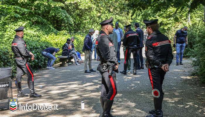 Poliziotto in borghese accoltella uno spacciatore al parco delle Cascine, spara e scappa in scooter: rintracciato dai carabinieri