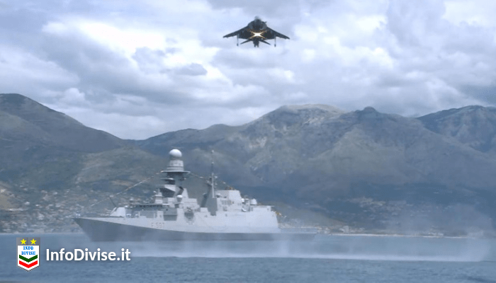 Il video dell’inchino del pilota della Marina Militare italiana al pubblico