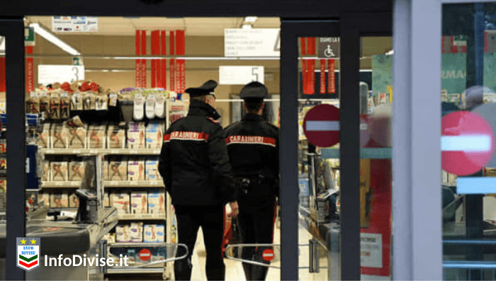 Poliziotto con volto coperto e pistola in pugno rapina un supermercato: arrestato dai Carabinieri