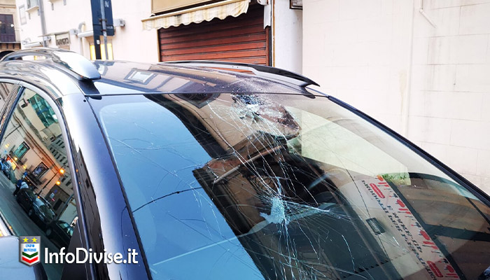 Momenti di follia a Palermo: aggredisce i passanti e i poliziotti, 5 feriti. Danneggiate anche diverse auto