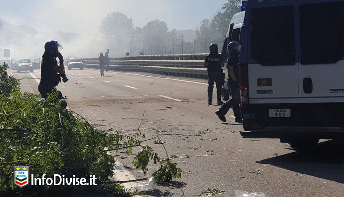 No Tav ancora all’attacco della Polizia: lanci di sassi contro gli agenti e tronchi in mezzo all’autostrada – LE FOTO