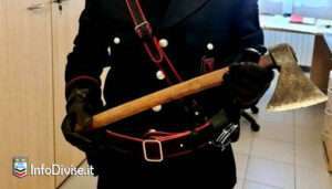 Aggredisce carabinieri con ascia