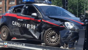 Gazzella carabinieri si schianta durante inseguimento