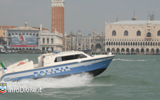 Venezia spinge un poliziotto in acqua