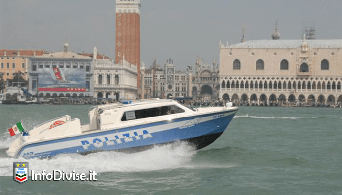 Venezia spinge un poliziotto in acqua