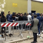 Coltelli, sputi e calci davanti all’ufficio immigrazione della Questura: la polizia nell’inferno di via Cagni a Milano