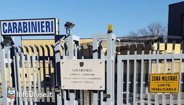 Scavalca il cancello della caserma dei Carabinieri