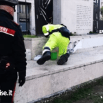 Napoli: vandalizzato il monumento al Carabiniere Salvo D’Acquisto. Scritte contro il 41bis