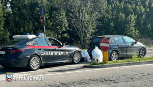 Sperona l'auto dei Carabinieri e cerca di investirli militare spara due colpi e ferisce il fuggitivo