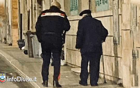 Un anziano da solo in giro di notte il carabiniere lo accompagna a casa