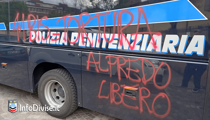 scritte contro il 41bis sul bus della Polizia penitenziaria