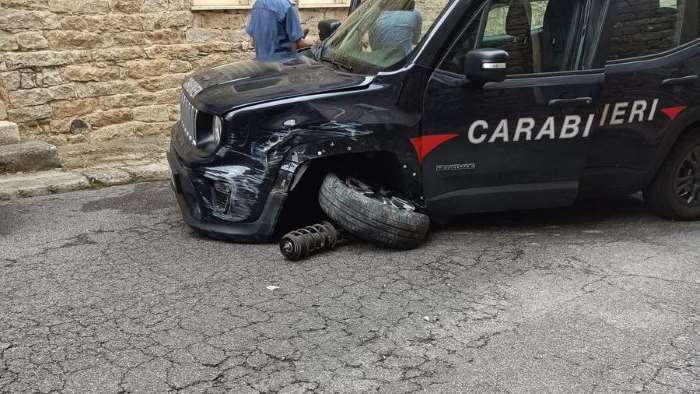 Carabinieri perdono il controllo dell'auto