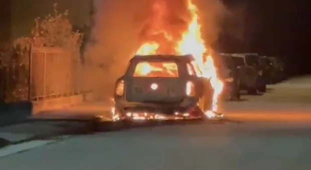 Carabiniere auto incendiata