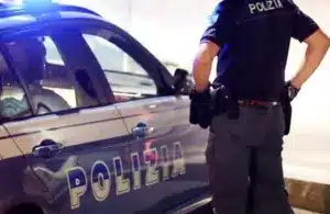 Poliziotto calci spacciatore