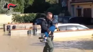 Carabiniere salva bambino