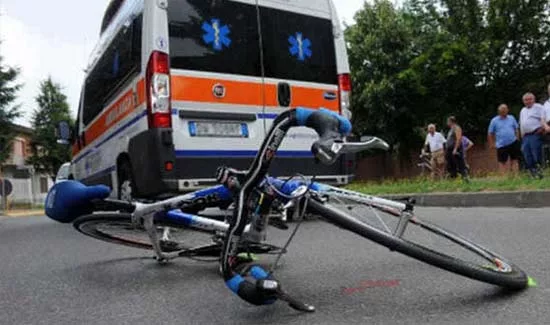 Carabiniere di 44 anni investito da auto pirata mentre era in bicicletta. Trasportato in codice rosso in ospedale